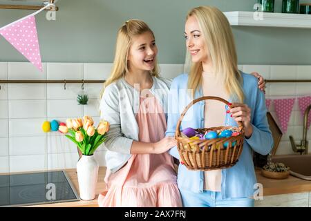 Osterkonzept, Mutter hat einen Osterkorb und Seife mit ihrer Tochter. Stockfoto