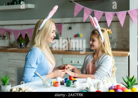 Ostern, Ostern, glückliche Familie, Urlaub Konzept, Mutter und Töchter Malerei Ostereier. Glückliche Familie Vorbereitung auf Ostern. Mutter und ihre g Stockfoto