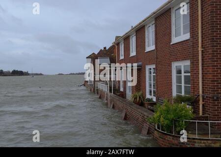 Bosham, West Sussex. Februar 2020. Wetter in Großbritannien: Die Häuser sind von Wasser umgeben, wenn die Gezeiten im zuge des Sturms Ciara steigen und das Dorf Bosham, West Sussex, Großbritannien überschwemmen, Montag, 10. Februar 2020. Viele Orte in Großbritannien bleiben mit gelben Wetterwarnungen, während die Storm-Ciara-Wetterfront weitergeht. Foto: Luke MacGregor Credit: Luke MacGregor/Alamy Live News Stockfoto