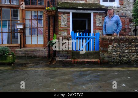 Bosham, West Sussex. Februar 2020. Wetter in Großbritannien: Ein Einwohner blickt aus seinem Haus, während die Gezeiten im zuge des Sturms Ciara steigen und das Dorf Bosham, West Sussex, Großbritannien am Montag, 10. Februar 2020 überschwemmen. Viele Orte in Großbritannien bleiben mit gelben Wetterwarnungen, während die Storm-Ciara-Wetterfront weitergeht. Foto: Luke MacGregor Credit: Luke MacGregor/Alamy Live News Stockfoto