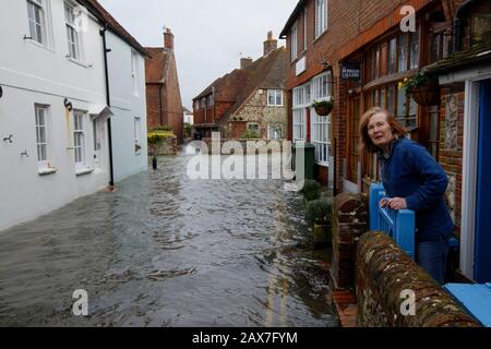 Bosham, West Sussex. Februar 2020. Wetter in Großbritannien: Ein Bewohner schaut aus ihrem Haus, während die Gezeiten im zuge des Sturms Ciara steigen und das Dorf Bosham, West Sussex, Großbritannien am Montag, 10. Februar 2020 überschwemmen. Viele Orte in Großbritannien bleiben mit gelben Wetterwarnungen, während die Storm-Ciara-Wetterfront weitergeht. Foto: Luke MacGregor Credit: Luke MacGregor/Alamy Live News Stockfoto