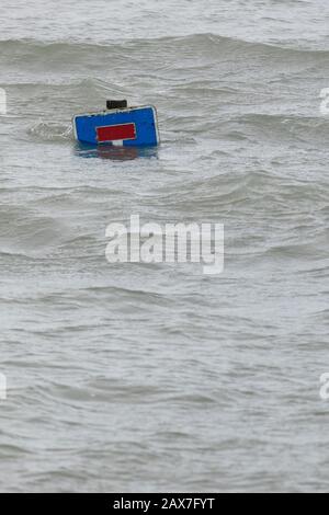 Bosham, West Sussex. Februar 2020. Wetter in Großbritannien: Ein Straßenschild ist fast vollständig bedeckt, da die Gezeiten im zuge des Sturms Ciara steigen und das Dorf Bosham, West Sussex, Großbritannien am Montag, 10. Februar 2020 überschwemmen. Viele Orte in Großbritannien bleiben mit gelben Wetterwarnungen, während die Storm-Ciara-Wetterfront weitergeht. Foto: Luke MacGregor Credit: Luke MacGregor/Alamy Live News Stockfoto