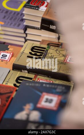 Katowice, Polen - 6. Bis 8. Dezember 2019: Stapel von Büchern über Stanislaw Lem während der Schlesischen Buchmesse in Katowice 2019 im Internationalen Kongresszentrum. Stockfoto