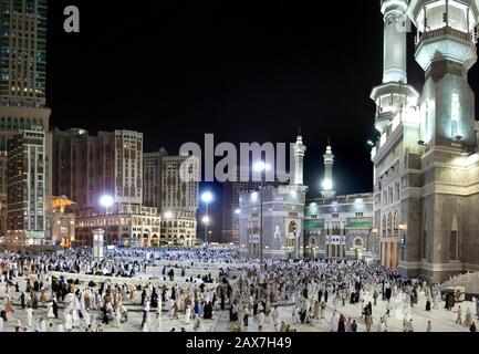 Anbeter vor der Großen Moschee in Mekka, Saudi-Arabien. Stockfoto