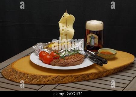 Bereiten Sie Speisen mit Zutaten, Steak, Tomaten, Kartoffeln Stockfoto