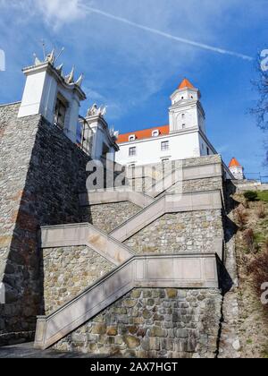 Burg Bratislava (slowakisch: Bratislavský hrad) auf einem felsigen Hügel. Hauptburg Bratislava, Hauptstadt der Altstadt der Slowakei. Juni 2019. Wunderschön Stockfoto
