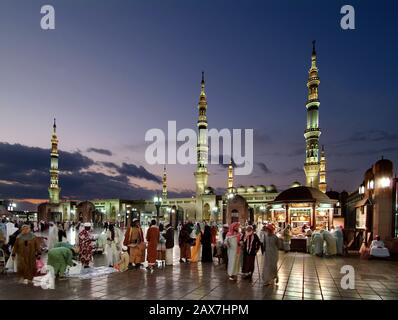 Anbeter vor der großen Moschee von Al Madinah Al Munawwarah, Saudi-Arabien. Stockfoto