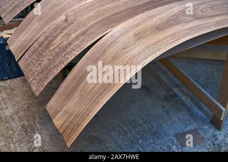 Walnussfurnier. Holzstruktur. Holzbearbeitung und Zimmerei. Nahaufnahme. Möbelherstellung Stockfoto