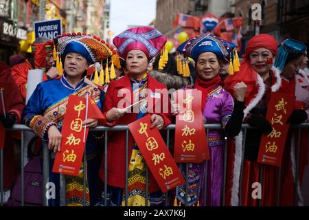 Peking, 9. Februar. Februar 2020. Die Menschen besuchen die chinesische Lunar-Neujahr-Parade in Manhattans Chinatown von New York City, den Vereinigten Staaten, 9. Februar 2020. UM MIT XINHUA SCHLAGZEILEN VOM FEBRUAR ZU GEHEN. 11, 2020. Kredit: Li Muzi/Xinhua/Alamy Live News Stockfoto