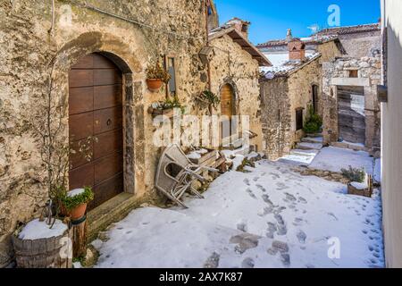 Das schöne Dorf Santo Stefano di Sessanio an einem Wintermorgen. Abruzzen, Italien. Stockfoto