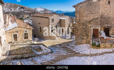 Das schöne Dorf Santo Stefano di Sessanio an einem Wintermorgen. Abruzzen, Italien. Stockfoto