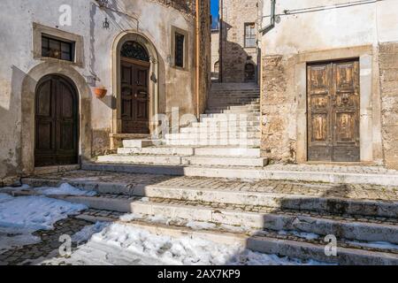 Das schöne Dorf Santo Stefano di Sessanio an einem Wintermorgen. Abruzzen, Italien. Stockfoto