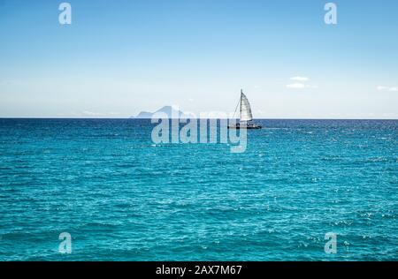Katamaranboot segeln in der Karibik. Stockfoto