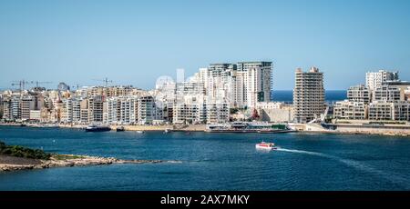 Sliema, Stadt auf Malta. Panorama-Skyline und Blick auf die Stadt vom Fährschiff aus Valletta. Stockfoto