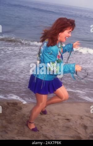 Malibu, Kalifornien, USA 7. Juli 1995 Die Komikerin Julie Brown besucht die "Clueless"-Premiere am 7. Juli 1995 in Leo Carrillo Beach in Malibu, Kalifornien, USA. Foto von Barry King/Alamy Stock Photo Stockfoto