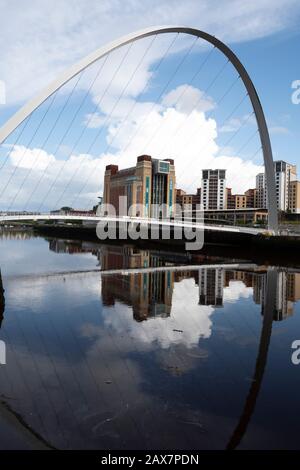 Gateshead Millennium Bridge, eine Fußgänger- und Radfahrer-Neigungsbrücke über den Fluss Tyne, Newcastle upon Tyne, Northumberland, England, Stockfoto