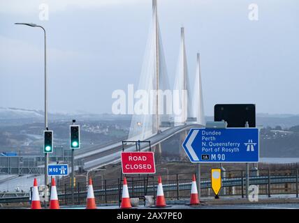 South Queensferry, Schottland, Großbritannien. Februar 2020. Queensferry Crossing Bridge für den gesamten Verkehr in beide Richtungen wegen der Gefahr von herabfallendem Eis durch über die Oberleitung führende Kabel gesperrt. Mehrere Autos wurden durch herabfallendes Eis während Storm Ciara beschädigt.Der Verkehr wird über die Kincardine Bridge umgeleitet. Iain Masterton/Alamy Live News. Stockfoto