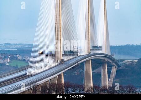 South Queensferry, Schottland, Großbritannien. Februar 2020. Queensferry Crossing Bridge für den gesamten Verkehr in beide Richtungen wegen der Gefahr von herabfallendem Eis durch über die Oberleitung führende Kabel gesperrt. Mehrere Autos wurden durch herabfallendes Eis während Storm Ciara beschädigt.Der Verkehr wird über die Kincardine Bridge umgeleitet. Iain Masterton/Alamy Live News. Stockfoto