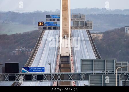 South Queensferry, Schottland, Großbritannien. Februar 2020. Queensferry Crossing Bridge für den gesamten Verkehr in beide Richtungen wegen der Gefahr von herabfallendem Eis durch über die Oberleitung führende Kabel gesperrt. Mehrere Autos wurden durch herabfallendes Eis während Storm Ciara beschädigt.Der Verkehr wird über die Kincardine Bridge umgeleitet. Iain Masterton/Alamy Live News. Stockfoto