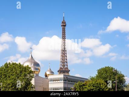 Die Dreifaltigkeitskathedrale ist eine russische, orthodoxe Kathedrale mit goldenen Zwiebelkuppeln, die 2016 unweit des Eiffelturms in Paris, Frankreich, erbaut wurde. Stockfoto
