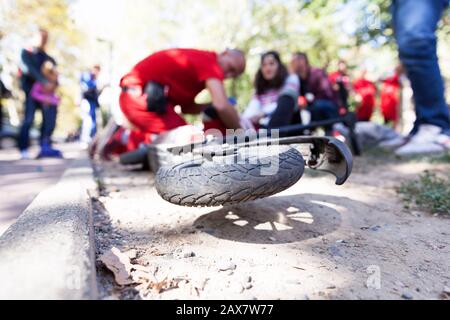 Erste Hilfe nach einem Unfall mit elektrischem Roller Stockfoto