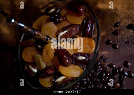 Arabische Delikatessen, Datteln und arabische Süßigkeiten. Stockfoto