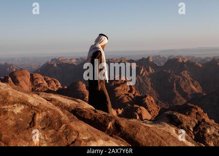 Abdelrahman, ein Jebaleeya Beduin ist ein Führer auf Mt. Sinai und blickt von der Spitze des Berges aus. Stockfoto