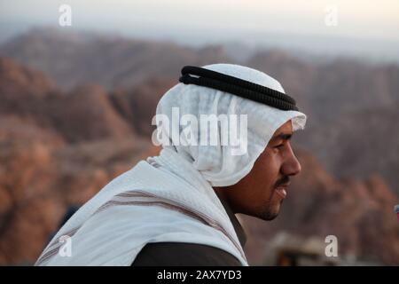 Abdelrahman, ein Jebaleeya Beduin ist ein Führer auf Mt. Sinai und blickt von der Spitze des Berges aus. Stockfoto