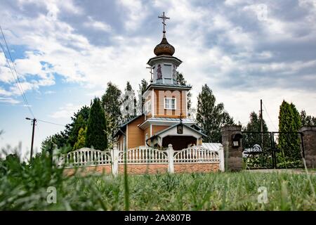 Die Alte Holzkirche im Hintergrund dunkler Wolken Stockfoto