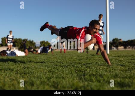 Rugbyspieler, der einen Aufsatz erzielt Stockfoto