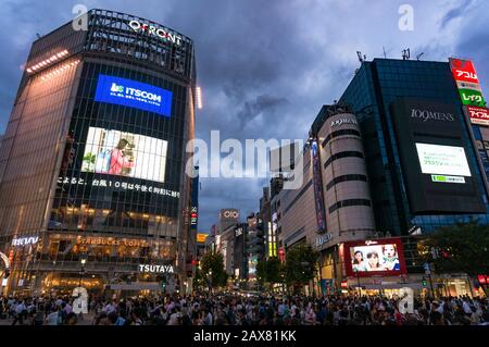 Tokio, Japan - 30. August 2016: Menge von Touristen und Einheimischen auf der berühmten Shibuya Kreuzung in Tokio nachts. Lange Belichtung, Bewegungsunschärfe Stockfoto