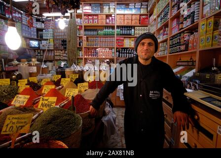 Ein Ladenbesitzer auf dem ägyptischen Markt, Istanbul, Türkei. Stockfoto
