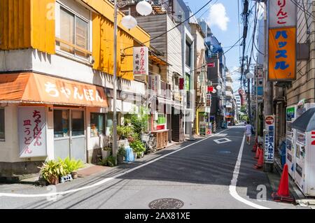 Tokio, Japan - 31. August 2016: Straße mit Cafés, Ramen-Restaurants und Verkaufsautomaten im Tokioter Stadtteil Shinjuku Stockfoto