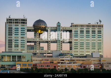 Tokio, Japan - 31. August 2016: Fuji TV-Gebäude und Aqua City Einkaufszentrum im Minato Viertel auf der Odaiba Insel bei Sonnenuntergang Stockfoto