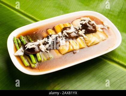 Gebratene Pilze mit Oystersoße, chinesischer Küche und asiatischer Küche umrühren Stockfoto