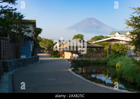 Japanische Landdörfenstraße mit Blick auf den Fuji am sonnigen Tag Stockfoto