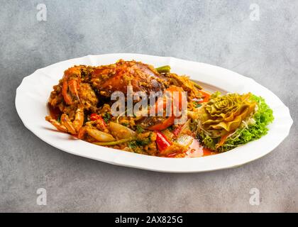 Gebratene Krabbe mit Curry-Pulver, thailändisches Krabbencurry umrühren Stockfoto