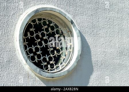 Das runde Fenster mit schmiedeeisernem Gitter Stockfoto