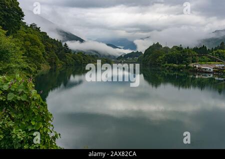 Berglandschaft am Morgen mit tiefen Wolken und Nebel. Kiso-Tal, Japan Stockfoto