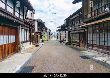 Narai, Japan - 6. September 2016: Hauptstraße mit historischen traditionellen japanischen Holzbauten in der Poststadt Narai im Kiso-Tal. Präfektur Nagano Stockfoto