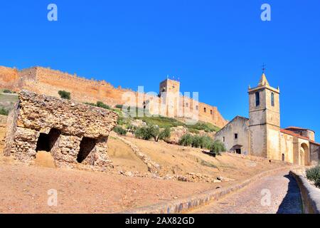 Schloss Medellin und Martinskirche in Spanien. Hier geboren Hernan Cortes, Mexiko Eroberung Stockfoto