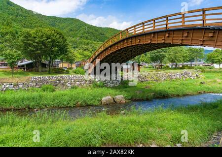 Narai-juku historisches Wahrzeichen der Big Bridge mit Landschaft. Narai Poststadt, Kiso-Tal, Japan Stockfoto