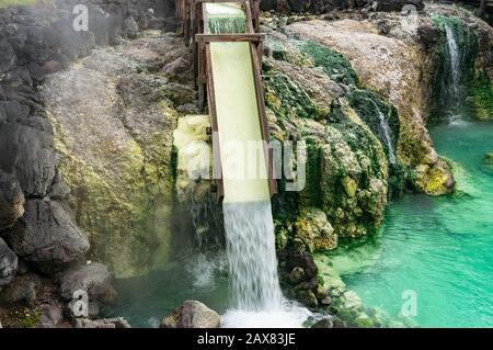 Mineralwasser aus heißer Quelle fließt über Holzkiste in Kusatsu, Japan Stockfoto