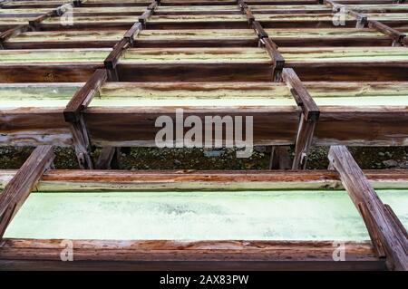 Nahaufnahme von Holzkisten mit Mineralwasser in Yubatake Onsen, heißer Frühling in der berühmten Bergstadt Kusatsu in der Präfektur Gunma, Japan Stockfoto