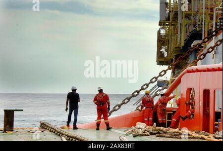 Marine Crew beginnt mit den Arbeiten an Deck für den Anker-Handling-Betrieb Stockfoto