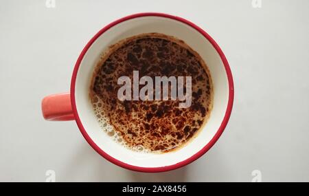 Cappuccino, Kaffeetasse mit Latte von oben auf einem weißen Tisch. Schokoladenlatt-Mokka Stockfoto