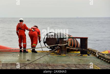 Marine Crew beginnt mit den Arbeiten an Deck für den Anker-Handling-Betrieb Stockfoto