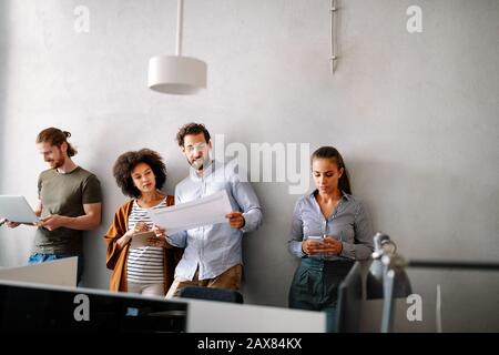 Gruppe von Geschäftsleuten Zusammenarbeiten auf Projekt im Büro Stockfoto
