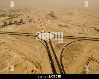 Luftansicht der Kreuzung in Dubai. Dubai, VAE Stockfoto