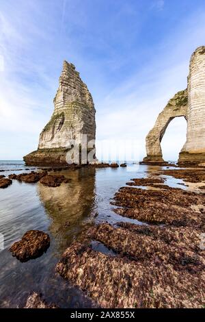 Etretat, Normandie, Frankreich - Die "Aval"-Klippe mit dem natürlichen Bogen und der Nadel Stockfoto